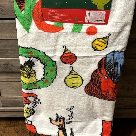 NWT DR SEUSS THE GRINCH AND MAX SANTA OVERSIZED 60X70 PLUSH THROW BLANKET - Picture 3 of 10